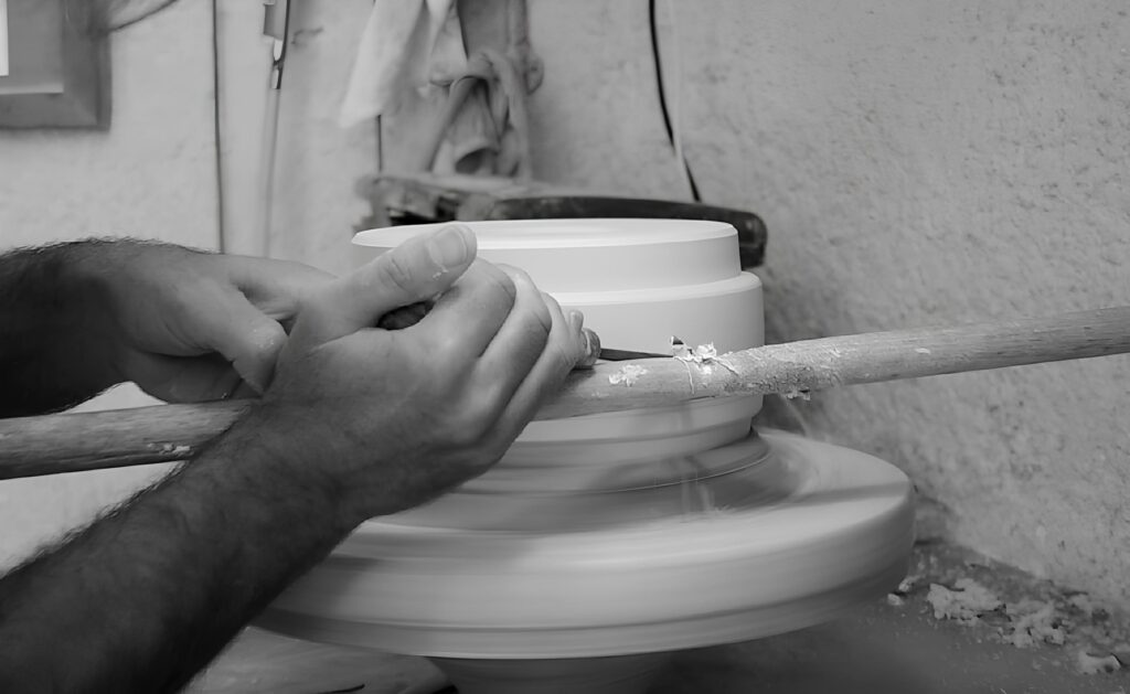 Handcrafted stoneware plate with artisanal glaze, made in Portugal.